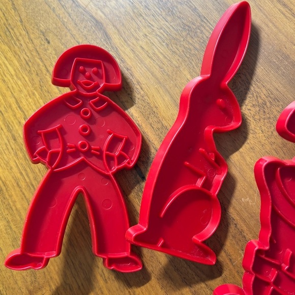 Vintage red Tupperware special occasion cookie cutter set - Picture 2 of 8